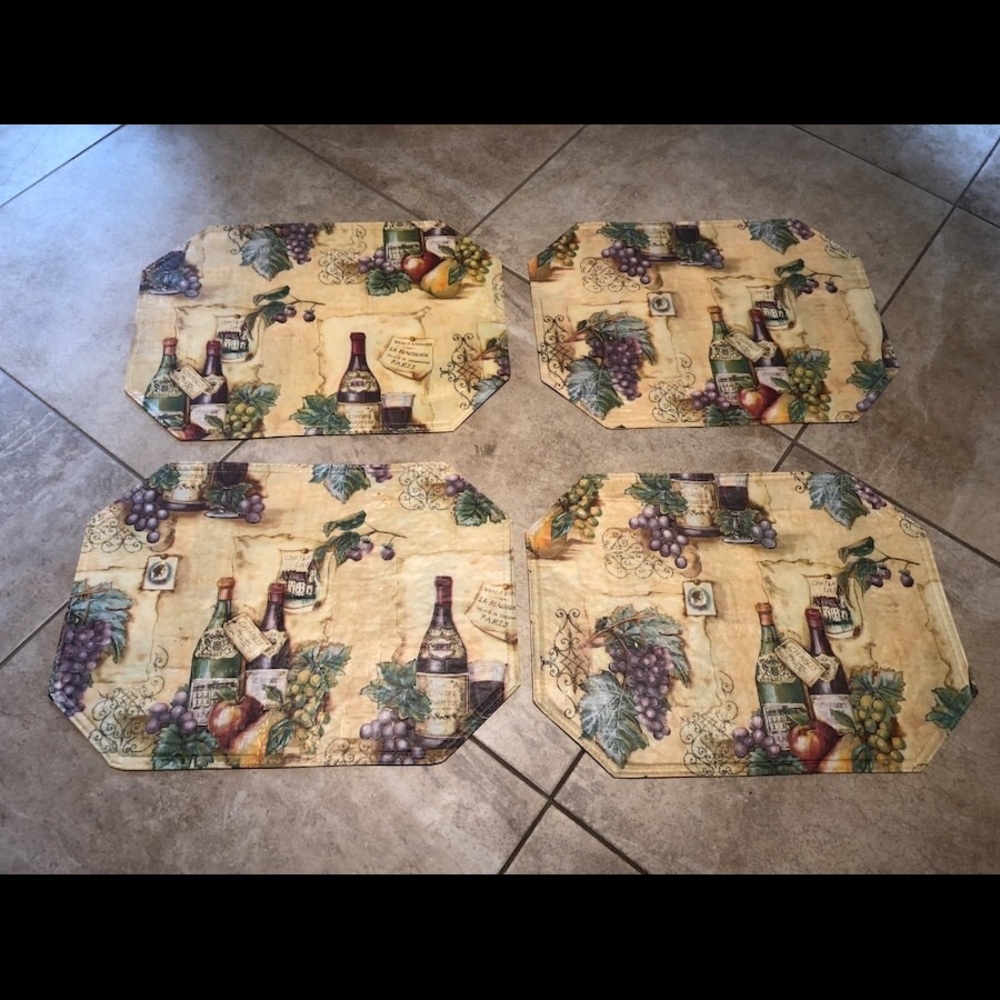 4 placemat. Excellent condition.